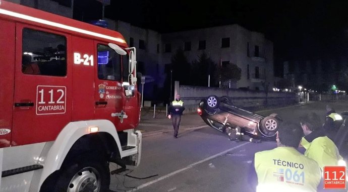 Una mujer vuelca su vehículo frente al Hospital de Laredo