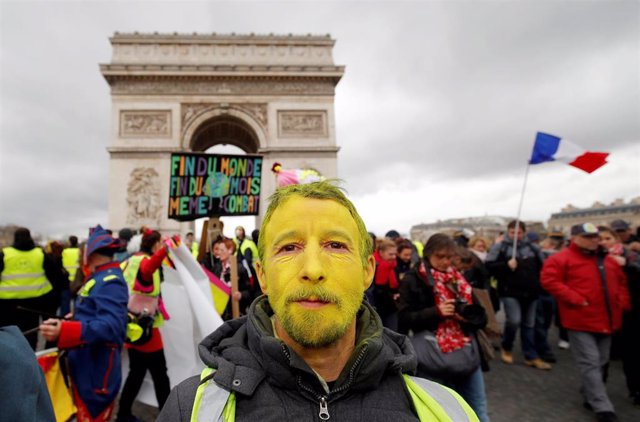 Francia.- Los "chalecos amarillos" inician una movilización "decisiva" contra el