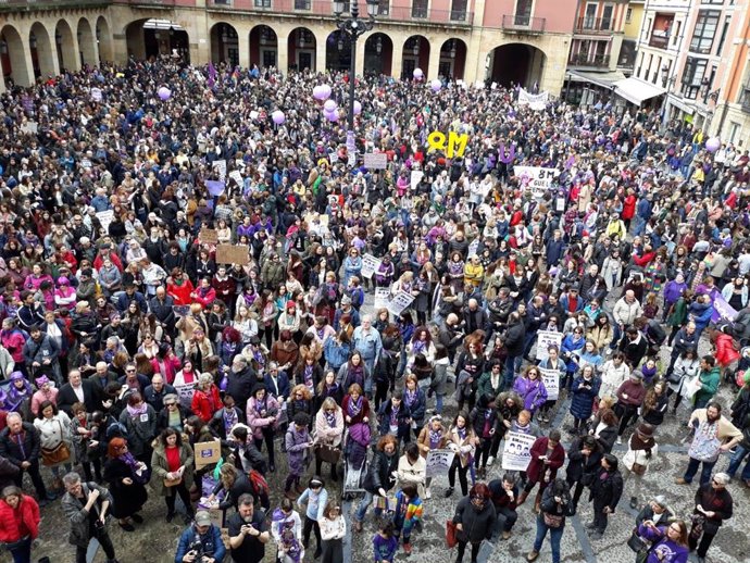 Miles de persones concéntrense en distintos puntos d'Asturies pa reivindicar la 
