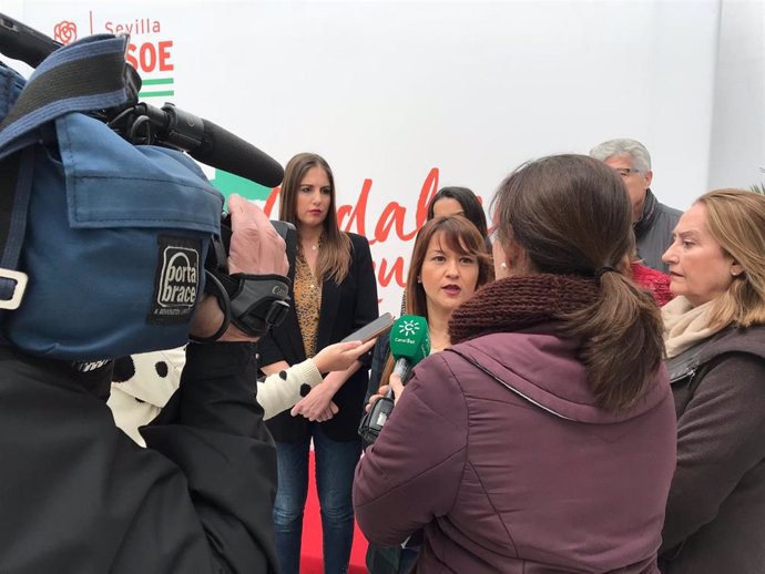 Verónica Pérez atiende a periodistas