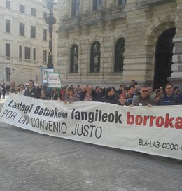 Trabajadores de Lantegi Batuak se manifiestan por Bilbao para reclamar un "conve