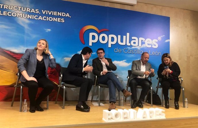 Mañueco rescata el plan de Rajoy para llevar internet "al cien por cien" de los 