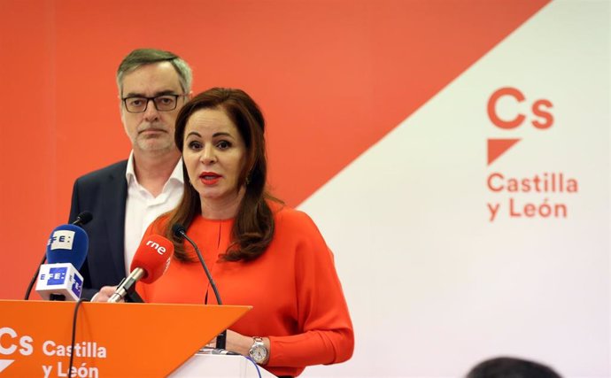 La expresidenta de las Cortes de Castilla y León, Silvia Clemente, presenta su c