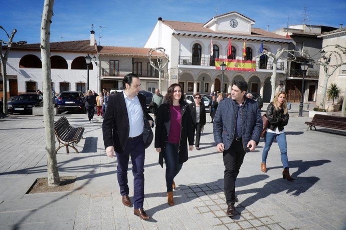 8M.- Díaz Ayuso Critica Las Pancartas "Ofensivas" Contra Pablo Casado En La Mani