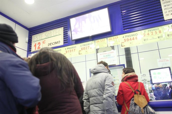 Cola para comprar lotería de Navidad en doña Manolita en Madrid