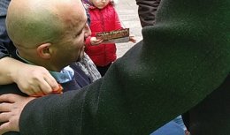 28A.- Agreden Al Coordinador De Vox En Pontevedra Cuando Repartía Folletos En Un