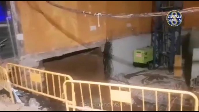 Sevilla.- La constructora que actúa en calle Miño refuerza con hormigón armado y