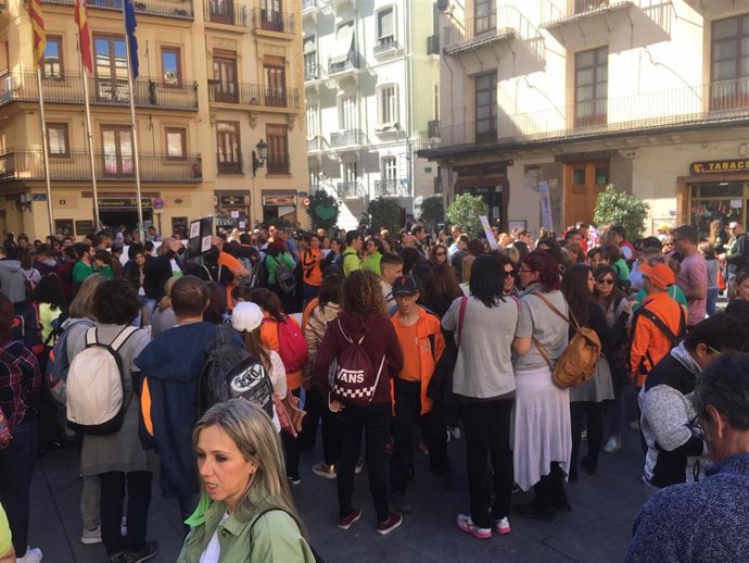 CONCENTRACIÓN EN EL PALAU DE LA GENERALITAT PARA RECLAMAR MEJORAS EN LOS CENTRO