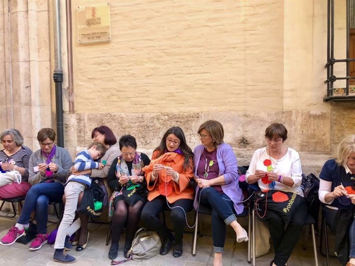 8M.- Oltra Apoya A Las Tejedoras Del Proyecto 'Hilando Vidas' Para Visibilizar A