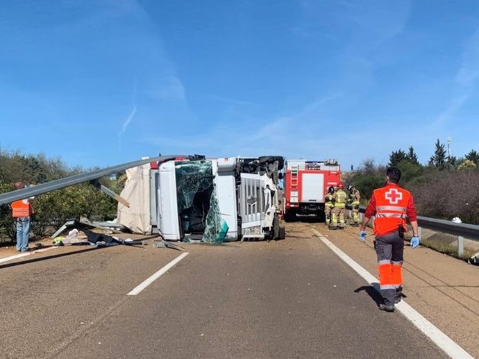 Sucesos.- Un camión accidentado corta la A-5 en sentido a Madrid a la altura de 