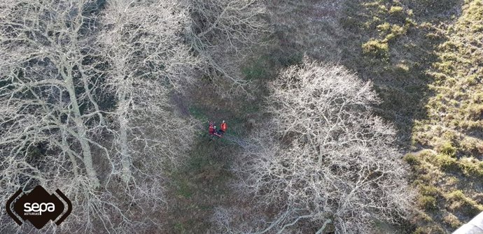 Sucesos.- Trasladan en helicóptero al Hospital de Arriondas a un hombre herido a