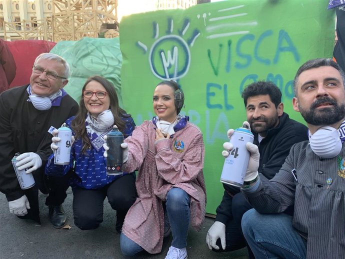 Fallas.- Oltra y Ribó estampan sus grafitis en la "majestuosa" falla grande de V