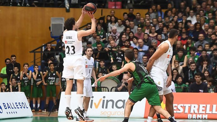 Baloncesto/Liga Endesa.- (Crónica) El Real Madrid vence en Badalona y BAXI Manre
