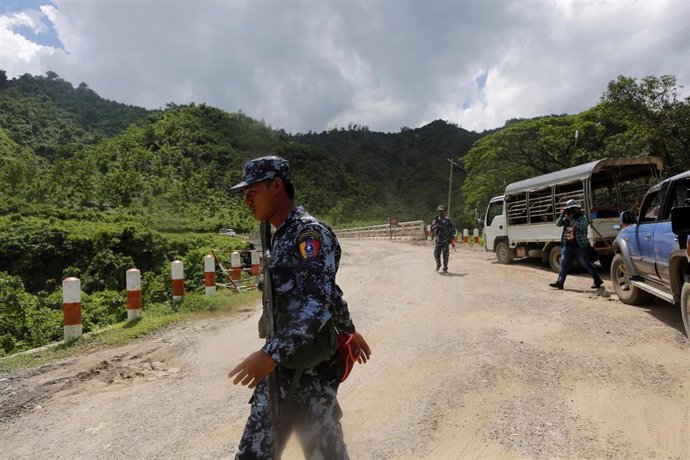 Un policía birmano en una zona atacada por milicianos rohingyas del ARSA