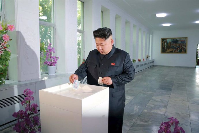 Líder norcoreano Kim Jong Un ejerciendo su derecho a voto