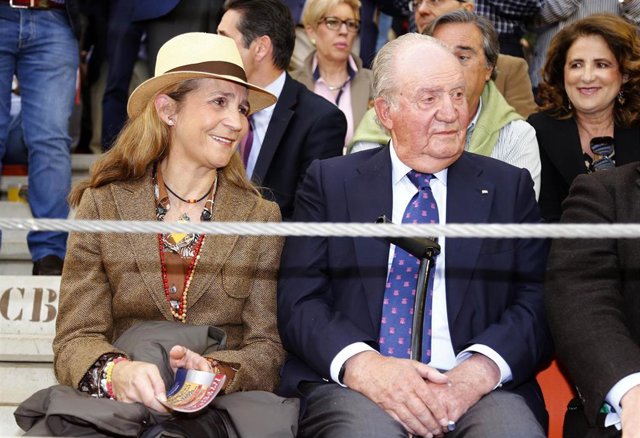 El Rey Juan Carlos reaparece para disfrutar de una corrida de toros con su hija 