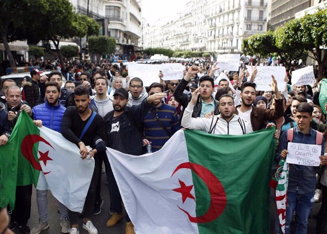 Argelia.- Francia sigue de cerca las protestas en Argelia e insiste en que el fu