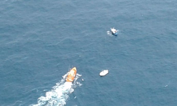 Rescatados los tres tripulantes de una embarcación a la deriva en San Vicente de