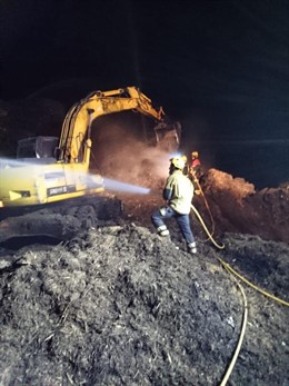 Alicante.- Sucesos.- Bomberos extinguen un incendio en una planta de compostaje 
