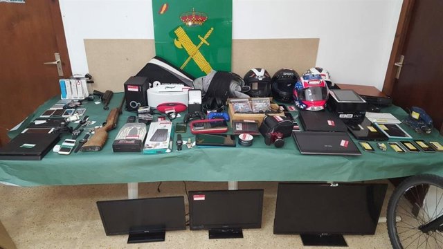 La Guardia Civil expone desde este lunes varios objetos incautados a una banda d