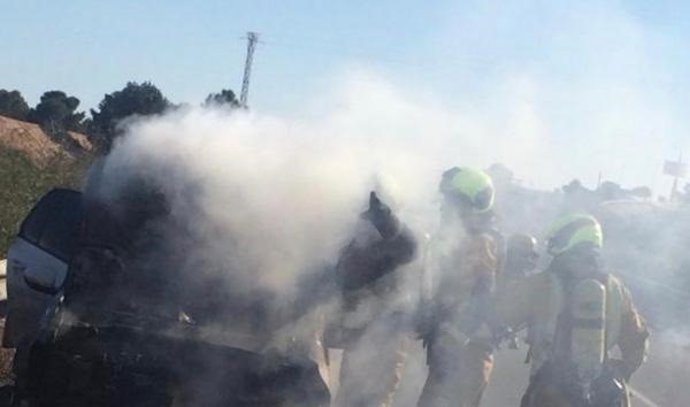 Alicante.- Sucesos.- Un vehículo se incendia mientras circulaba por la AP-7 en O