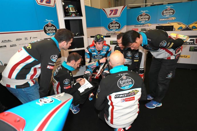 Alex Márquez en el box del equipo