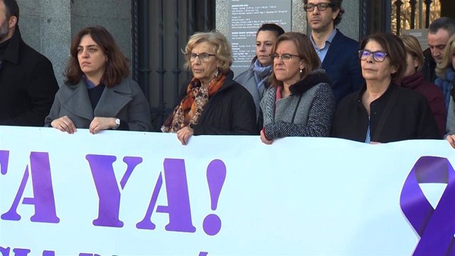 Minuto de silencio en el ayuntamiento de Madrid por el último asesinato de viole