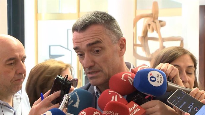 Jonan Fernández declara a los medios de comunicación en el Parlamento Vasco