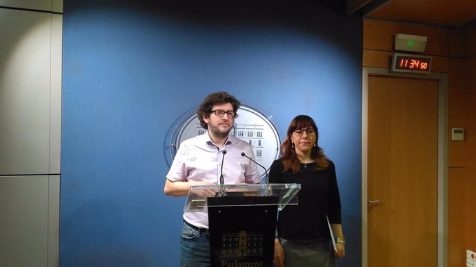 El portavoz de Podemos en el Parlament, Alberto Jarabo, y la diputada de la form