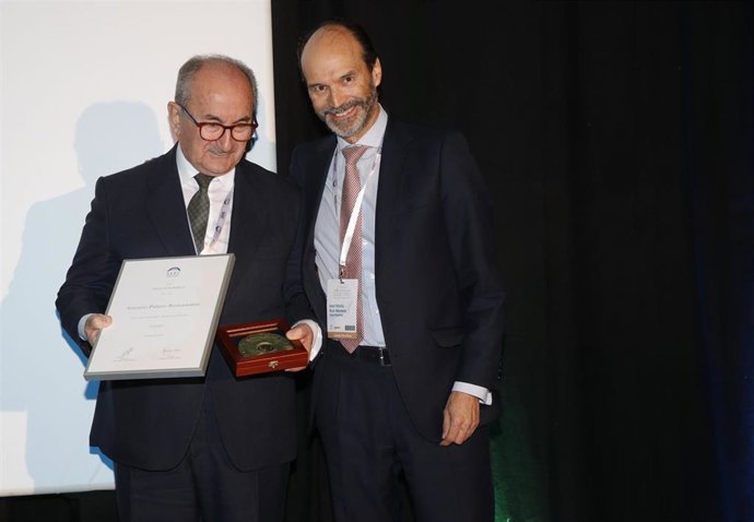 Sevilla.- El catedrático de la US Antonio Piñero recibe la Medalla de Honor de l