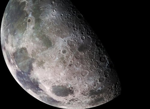 Moléculas de agua se mueven en la superficie de la Luna