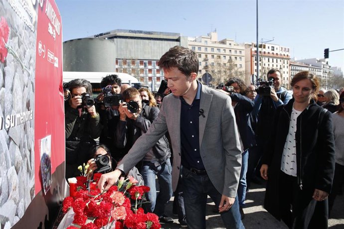 Ofrenda floral y suelta de globos en el acto 'In Memorian' en recuerdo a las víc