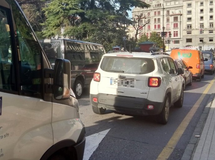Coches en un semáforo