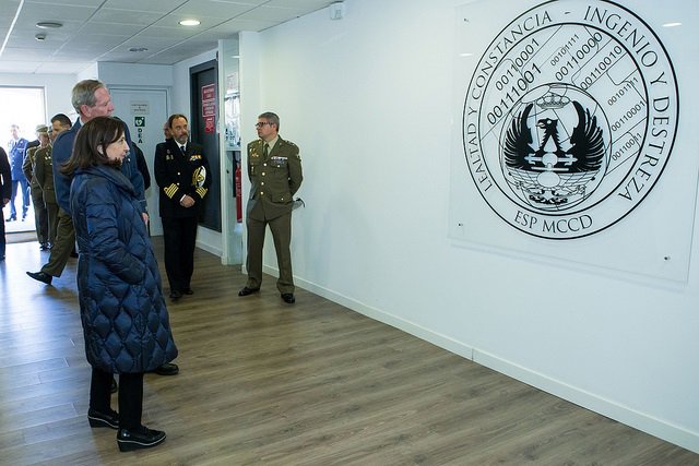 La ministra de Defensa, Margarita Robles, en una visita al mando de ciberdefensa