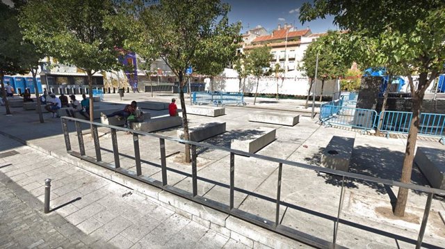 Sucesos.- Un policía dispara en la pierna a un hombre que le amenazaba con dos c