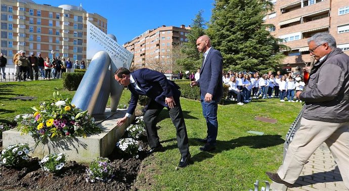 11M.- Coslada Homenajea A Las Víctimas De Los Atentados Con Una Ofenda Floral Y 