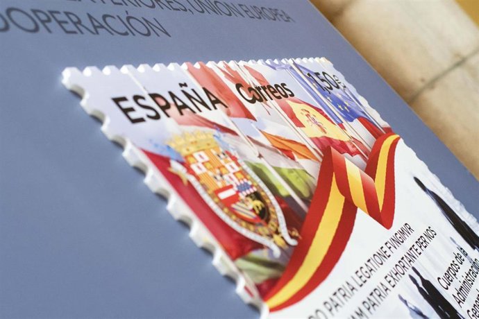 Correos y Exteriores presentan un sello dedicado a la Carrera Diplomática por su