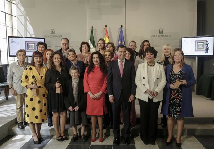 Juanma Moreno aboga por "un gran acuerdo" contra la violencia de género y desarr