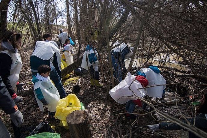 Colectivos madrileños tomarán muestras de la basura de 28 entornos fluviales de 