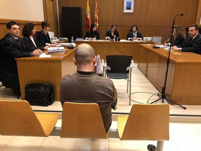 Un exmonitor de música de Mollet acepta casi ocho años de cárcel por fotografiar