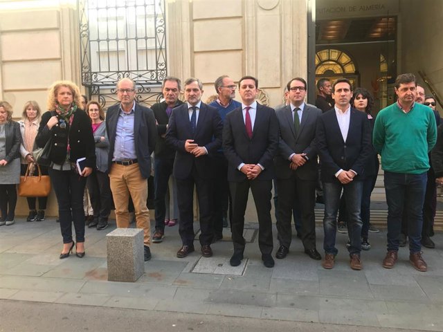 Diputados provinciales y funcionarios secundan el minuto de silencio.