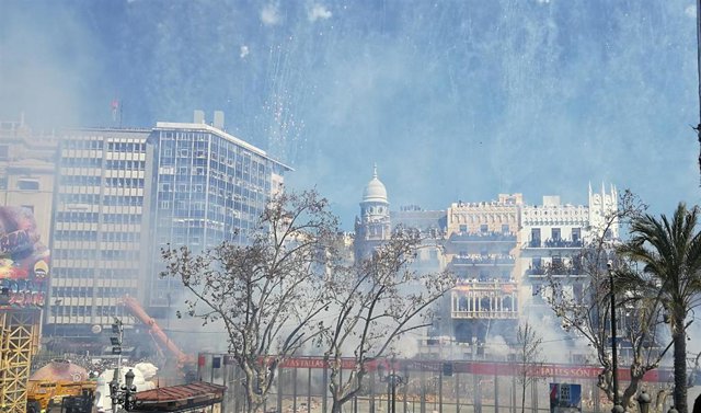 Fallas.- La 'mascletà' de Tomás hace temblar la Plaza con más de 4.000 detonacio