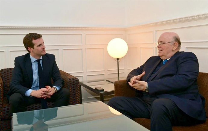 Casado promete al embajador de Guaidó hablar con el PPE para avanzar en las sanc