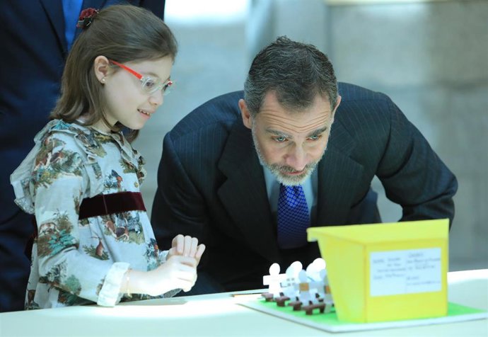 El Rey Felipe VI muy arropado por los escolares ganadores