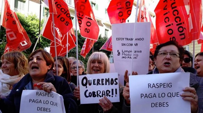 Estudiantes y AMPA reclaman "soluciones ya" para acabar con la huelga de limpiez