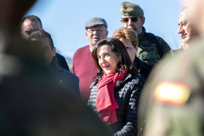 Margarita Robles, visita el puente instalado por el Ejército de Tierra en Casari