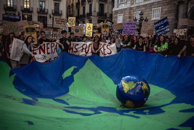Students strike for better climate protection in Barcelona