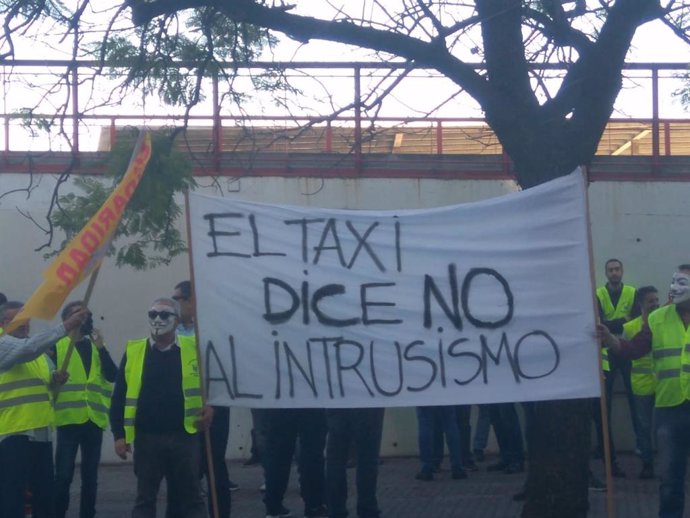 Sevilla.- Los taxistas vuelven a protestar ante la Consejería de Fomento por el 