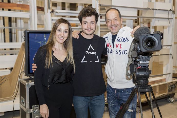 Miki ensaya para Eurovisión con Fokas Evagelinos y Mamen Márquez en los estudios