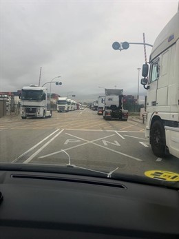 Centenars de transportistes realitzen una marxa lenta en el Port de Barcelona